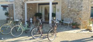 un grupo de bicicletas estacionadas fuera de una casa en Villa Minerva Family Relais, en Alezio