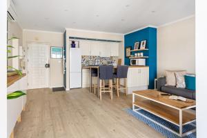 uma sala de estar com um sofá e uma mesa em Stylish flat with balcony overlooking the sea em Costa da Caparica