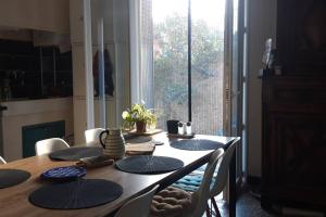 Fotografia z galérie ubytovania Chez Annie appartement familial avec jardin et garage v destinácii Sète