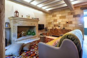 ein Wohnzimmer mit einem Sofa und einem Kamin in der Unterkunft Corte del Parco in Muro Leccese