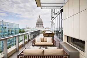 uma varanda com vista para o edifício do Capitólio em AC Hotel by Marriott Madison Downtown em Madison