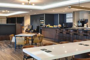 a restaurant with tables and chairs and a bar at Courtyard by Marriott Santa Cruz in Santa Cruz