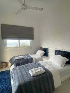 Postel nebo postele na pokoji v ubytování Sea La Vie! At De Saram Residencies- Mount Lavinia