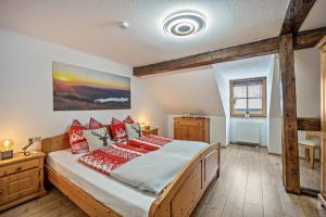 um quarto com uma cama grande e almofadas vermelhas em Gipfelstürmer em Nesselwang