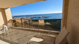 a balcony with a view of the water and boats at Apartamento en Altea con vistas al mar in Altea