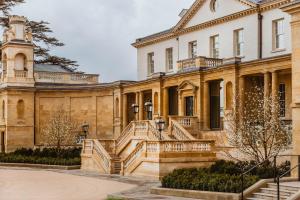 un gran edificio con escaleras delante en The Langley, a Luxury Collection Hotel, Buckinghamshire en Iver