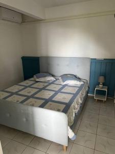 ein Schlafzimmer mit einem Bett und einem Tisch mit einer Lampe in der Unterkunft Oasisse in Vieux-Fort