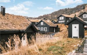 Eine Reihe schwarzer Häuser auf einem Hügel in der Unterkunft Nice Home In Rauland With Kitchen in Rauland
