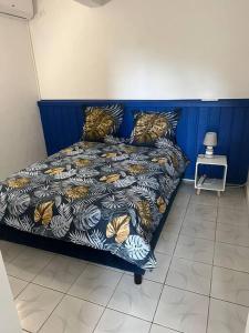 Vieux-FortにあるOasisseのベッドルーム1室(ブルーヘッドボード付きのベッド1台付)