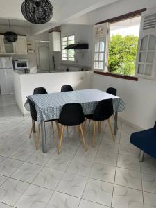 eine Küche mit einem Tisch und Stühlen im Zimmer in der Unterkunft Oasisse in Vieux-Fort