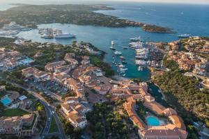 una vista aérea de un puerto con barcos en el agua en Cervo Hotel,Costa Smeralda Resort en Porto Cervo