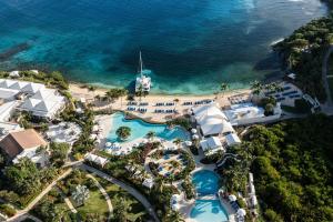 uma vista aérea de um resort perto do oceano em The Ritz-Carlton St. Thomas em Benner