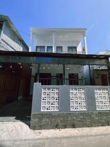 een gebouw met een bord aan de voorkant bij Mario Home in Phu Quoc