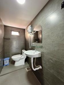 een badkamer met een toilet en een wastafel bij Mario Home in Phu Quoc