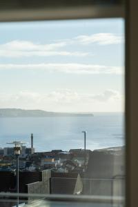 托爾斯港的住宿－Stylish Aparthotel in Tórshavn，从窗户可欣赏到海景