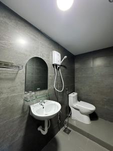 een badkamer met een wastafel, een toilet en een spiegel bij Mario Home in Phu Quoc