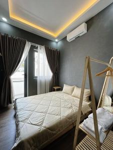 een slaapkamer met een bed en een raam bij Mario Home in Phu Quoc