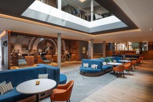 Uma área de estar em Geneva Marriott Hotel
