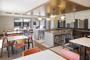 un restaurant vide avec des tables, des chaises et des tables dans l'établissement Fairfield Inn & Suites by Marriott San Diego Pacific Beach, à San Diego