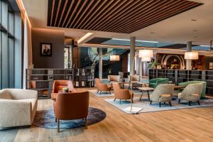 Uma área de estar em Geneva Marriott Hotel
