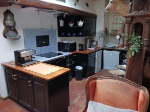 een keuken met een aanrecht met een fornuis en een aanrecht bij maison Alsacienne du 18eme siècles in Brumath