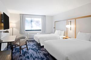 サンディエゴにあるFairfield Inn & Suites by Marriott San Diego Pacific Beachのベッド2台とデスクが備わるホテルルームです。