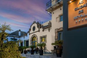 un edificio con una señal delante de él en AC Hotel Ciudad de Sevilla by Marriott en Sevilla