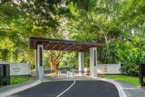 een weg in een park met een paviljoen bij The Laguna, A Luxury Collection Resort & Spa, Nusa Dua, Bali in Nusa Dua