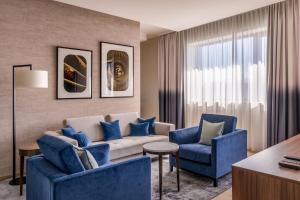 Uma área de estar em Geneva Marriott Hotel