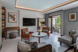 un soggiorno con un divano e un tavolo di The Laguna, A Luxury Collection Resort & Spa, Nusa Dua, Bali a Nusa Dua