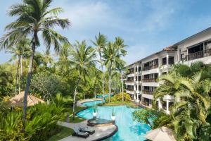 uma vista aérea de uma piscina de resort com palmeiras em The Laguna, A Luxury Collection Resort & Spa, Nusa Dua, Bali em Nusa Dua