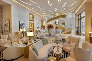 un vestíbulo de un hotel con sofás y sillas en The St. Regis Dubai, The Palm, en Dubái