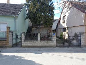 una casa con una valla delante de una casa en Apartment Minimal en Novi Sad