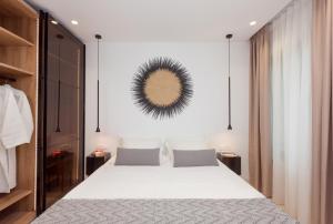um quarto com uma cama e um espelho na parede em Sun n Salt Private Villas em Agios Georgios Pagon