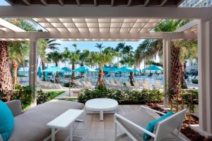 vistas a la piscina desde el patio del complejo en San Juan Marriott Resort and Stellaris Casino, en San Juan