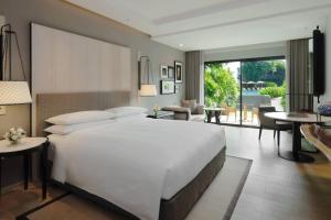 Postel nebo postele na pokoji v ubytování Hua Hin Marriott Resort and Spa