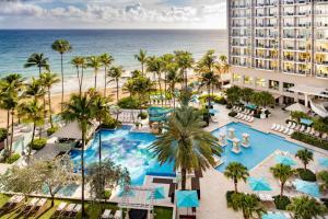 una vista aérea de un complejo con piscina y océano en San Juan Marriott Resort and Stellaris Casino en San Juan