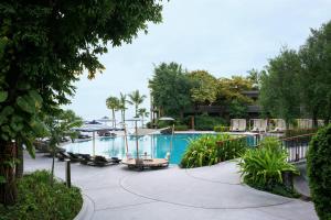 Bazén v ubytování Hua Hin Marriott Resort and Spa nebo v jeho okolí
