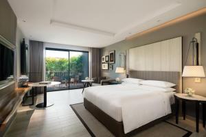 Postel nebo postele na pokoji v ubytování Hua Hin Marriott Resort and Spa
