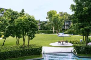 Bazén v ubytování Hua Hin Marriott Resort and Spa nebo v jeho okolí