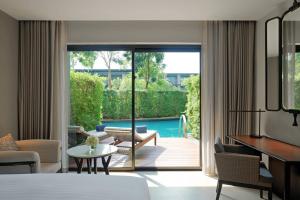 Bazén v ubytování Hua Hin Marriott Resort and Spa nebo v jeho okolí