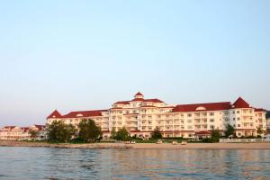 un grand hôtel au bord d'une étendue d'eau dans l'établissement Inn at Bay Harbor, Autograph Collection, à Petoskey