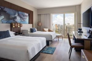 Postel nebo postele na pokoji v ubytování San Juan Marriott Resort and Stellaris Casino
