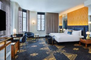 Habitación de hotel con cama y escritorio en W Minneapolis - The Foshay, en Minneapolis