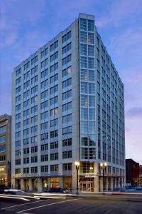 um edifício de vidro alto com uma rua em frente em AC Hotel by Marriott Portland Downtown, OR em Portland