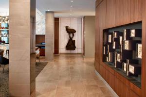 um corredor com uma sala com uma parede de arte em AC Hotel by Marriott Portland Downtown, OR em Portland