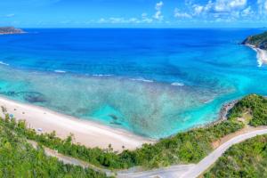 - une vue aérienne sur la plage et l'océan dans l'établissement Scrub Island Resort, Spa & Marina, à The Mill