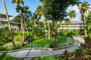 een loopbrug voor een resort met palmbomen bij St. Regis Bahia Beach Resort, Puerto Rico in Rio Grande