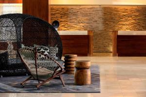 棕櫚泉的住宿－棕櫚泉萬麗酒店，砖墙间椅子