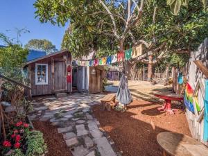 patio con mesa y hamaca en Relaxing 3 bedroom Santa Cruz house, 5min to beach en Santa Cruz